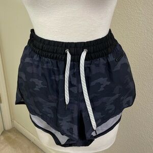 VUORI athletic camo shorts Medium